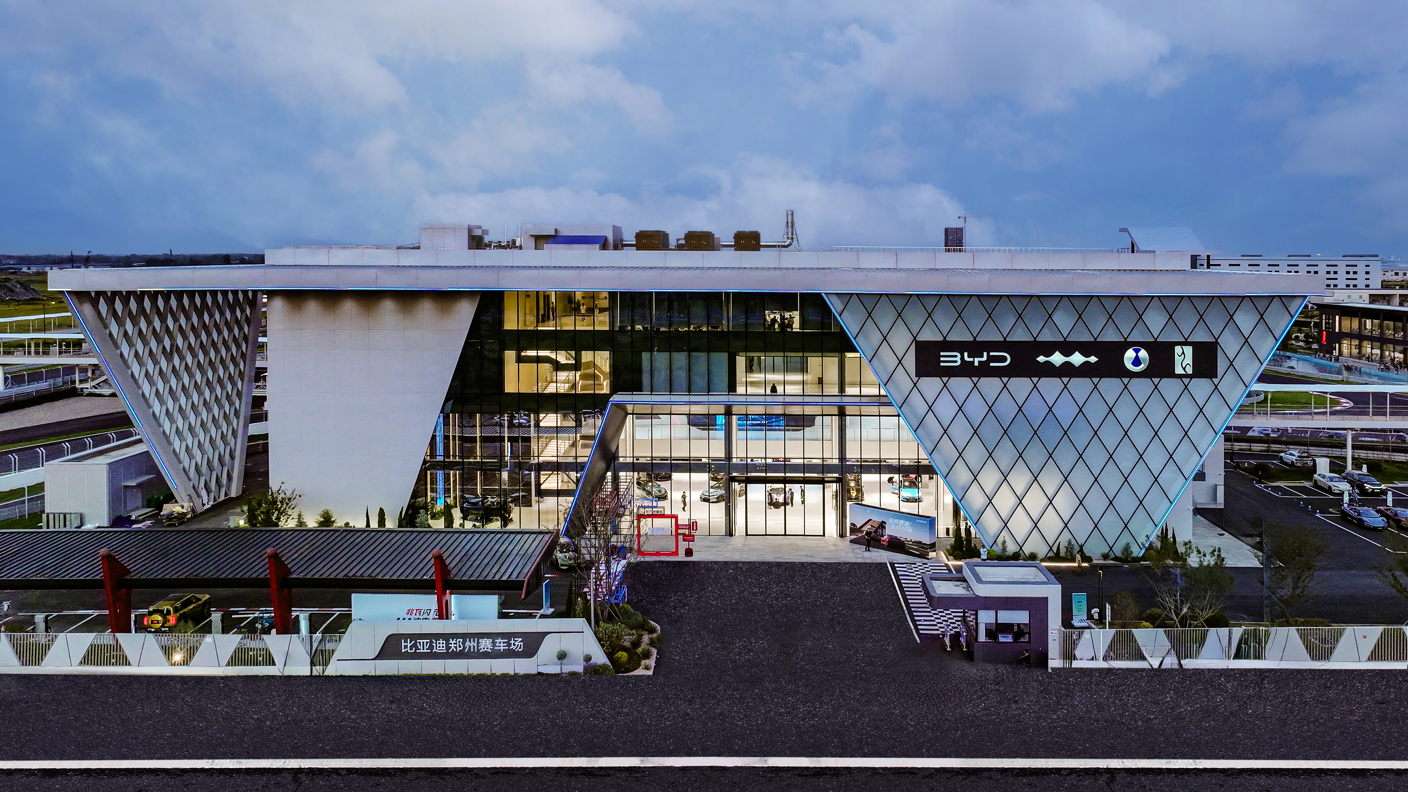 /material/byd-site/mea/news-list/byd-launches-china’s-first-nev-dedicated-all-terrain-circuit-in-zhengzhou/1 Main building of the circuit.jpg